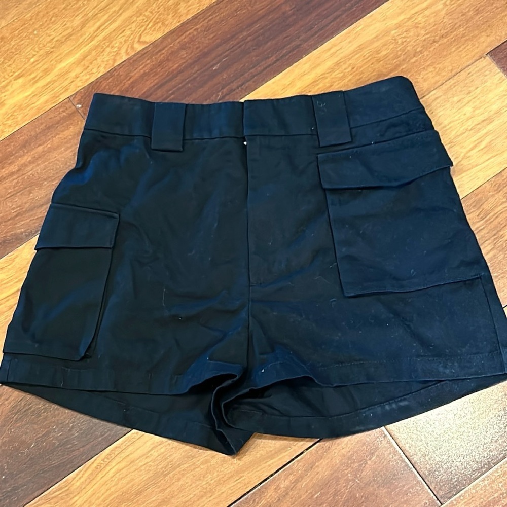 Aritzia TNA Cargo Black Shorts Women’s Size‎ Large